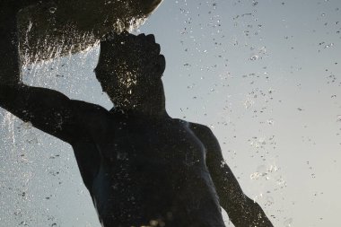 Gün batımında Malta 'da Triton Çeşmesi