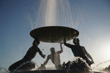 Gün batımında Malta 'da Triton Çeşmesi