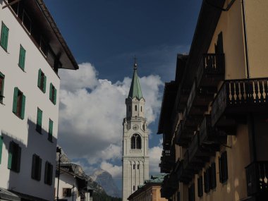 Cortina d 'ampezzo dolomitler beyaz kilise manzarası