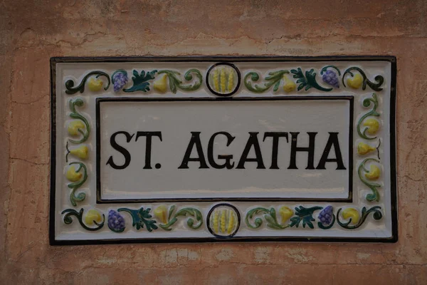 マルタメディナ中世の村の石造りの通り — ストック写真