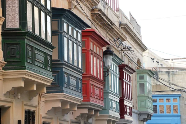Malowane Okna Łuku Malta Rabat Średniowiecznej Wsi Budynku Ulicy — Zdjęcie stockowe