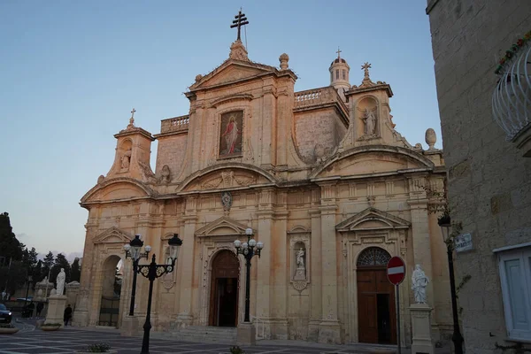 马耳他拉巴特中世纪村庄建造街道教堂 — 图库照片