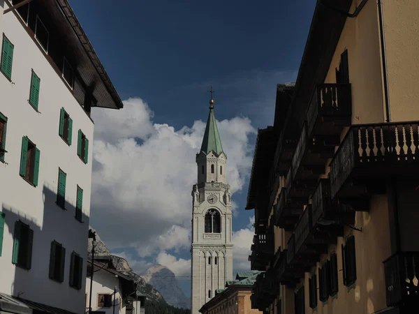 Cortina Ampezzo Dolomites白色教堂视图 — 图库照片