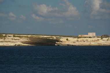 Aziz Peter, Malta kaya oluşum havuzunu kaya manzarasında deliğe soktu.