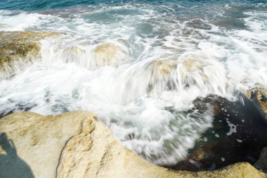 Aziz Peter, Malta kaya oluşum havuzunu kaya manzarasında deliğe soktu.