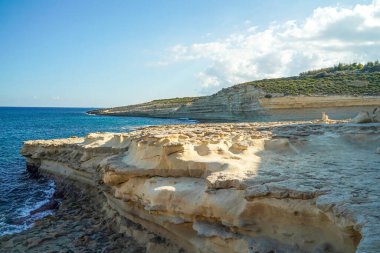 Aziz Peter, Malta kaya oluşum havuzunu kaya manzarasında deliğe soktu.