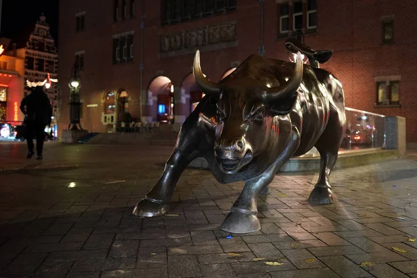 Amsterdam Stock Exchangemarket Bull Statue Public Place Street Night — Stock Photo, Image