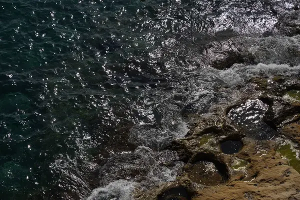 Aziz Peter Malta Kaya Oluşum Havuzunu Kaya Manzarasında Deliğe Soktu — Stok fotoğraf