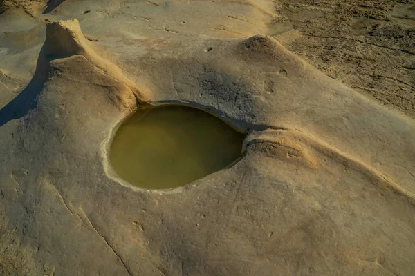 聖ピータープールマルタ岩の形成穴岩のビュー — ストック写真