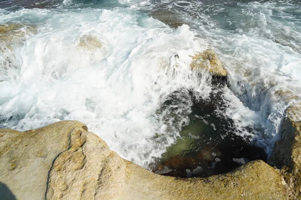 圣彼得池马耳他岩石形成孔对岩石的看法 — 图库照片