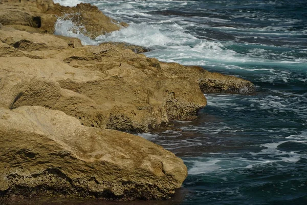 Aziz Peter Malta Kaya Oluşum Havuzunu Kaya Manzarasında Deliğe Soktu — Stok fotoğraf