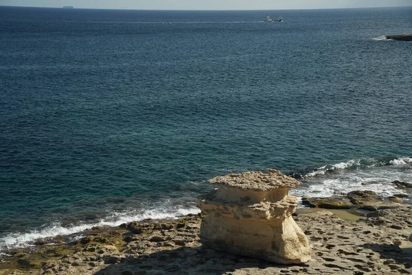 Saint Peter Pools Malta Felsformation Loch Auf Felsen Ansicht — Stockfoto