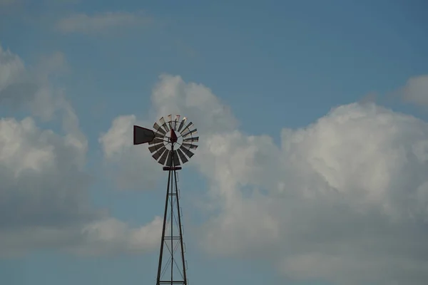 Water Windmolen Bewolkte Lucht Achtergrond — Stockfoto