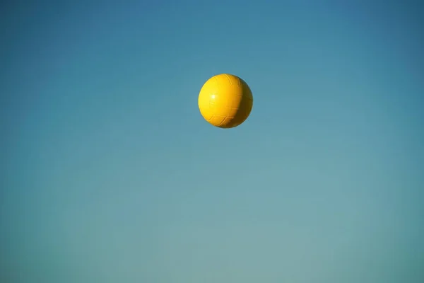 Een Geel Strand Volley Bal Blauwe Lucht Achtergrond — Stockfoto