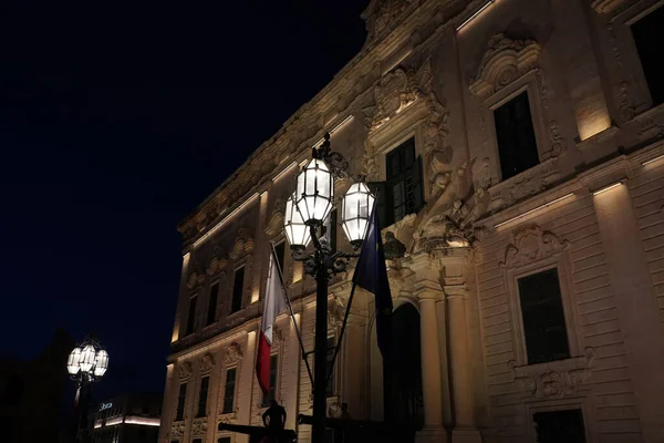 Malta Valletta Gecesi Aydınlatılmış Binalar — Stok fotoğraf