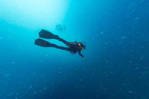 Mergulhador Oceano Azul Profundo Como Espaço Campo Estelar — Fotografia de Stock
