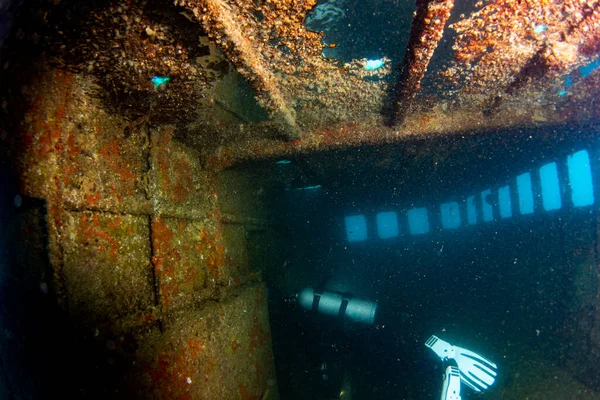 水中で難破船を探索するスキューバダイバー — ストック写真