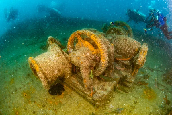 Scuba Divers Exploring Shipwreck Underwater — Stock Photo, Image
