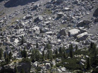 Dolomite panoramasında taş kaya çığı