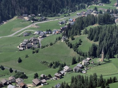 Dolomite Dağları Badia Vadisi manzaralı manzara