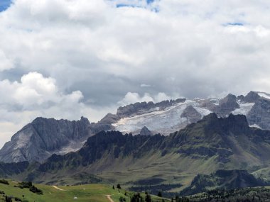 Corvara Panorama 'dan dolomitler marmolada buzulu görüntüsü