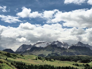 Corvara Panorama 'dan dolomitler marmolada buzulu görüntüsü