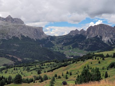 Dolomite Dağları Badia Vadisi manzaralı manzara