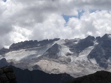 Corvara Panorama 'dan dolomitler marmolada buzulu görüntüsü