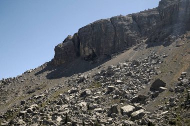 Dolomite panoramasında taş kaya çığı