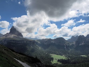 Dolomite Dağları Badia Vadisi manzaralı manzara