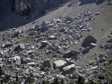 Dolomite panoramasında taş kaya çığı