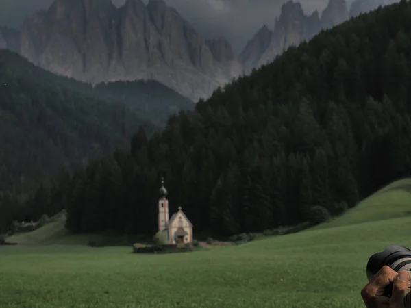 Photographer Taking Picture Ranui Church South Tyrol Funes Valley Dolomites — Stock Photo, Image
