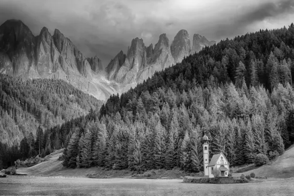Ranui Kościół Południowym Tyrolu Funes Doliny Dolomity Italiy Widok — Zdjęcie stockowe