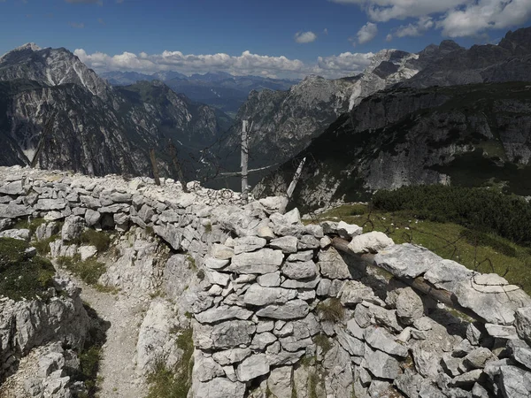 Alambre Púas Cerca Guerra Mundial Trinchera Paisaje Moiuntain Dolomitas — Foto de Stock