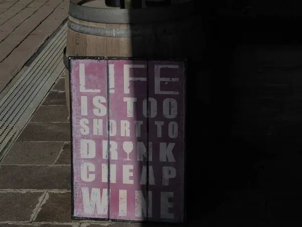 Het Leven Kort Goedkope Wijn Houten Bord Drinken — Stockfoto