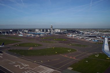 AMSTERDAM, NETHERLANDS - 26 Ekim 2022: Amsterdam 'daki Schiphol Havalimanı, yılda 63 milyondan fazla yolcu ile dünyanın en işlek havaalanlarından biri.