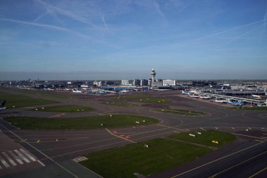 AMSTERDAM, NETHERLANDS - 26 Ekim 2022: Amsterdam 'daki Schiphol Havalimanı, yılda 63 milyondan fazla yolcu ile dünyanın en işlek havaalanlarından biri.