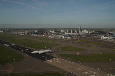 AMSTERDAM, NETHERLANDS - 26 Ekim 2022: Amsterdam 'daki Schiphol Havalimanı, yılda 63 milyondan fazla yolcu ile dünyanın en işlek havaalanlarından biri.