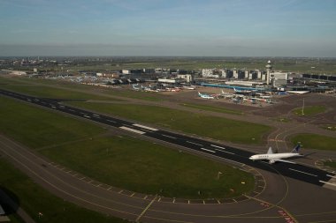 AMSTERDAM, NETHERLANDS - 26 Ekim 2022: Amsterdam 'daki Schiphol Havalimanı, yılda 63 milyondan fazla yolcu ile dünyanın en işlek havaalanlarından biri.