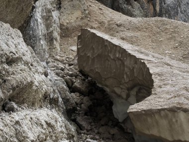 Yaz boyunca Marmolada Buzulu 'nu kaplayan işçilerin manzarası buzun erimesini önlüyor, Trentino-Alto Adige, İtalya.