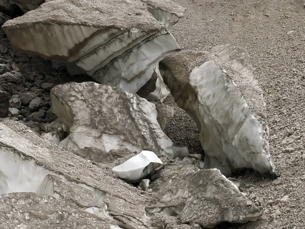 労働者の見解は 氷の融解を防ぐ夏の時間の間にマルモラーダ氷河をカバーする トレンティーノ アルト アディジェ イタリア — ストック写真