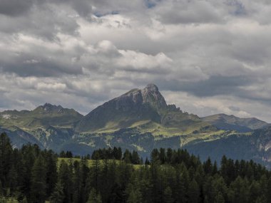 Dolomites Panorama 'da, Corvara' nın yukarısındaki Sassongher Dağı