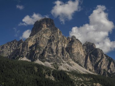 Dolomites Panorama 'da, Corvara' nın yukarısındaki Sassongher Dağı