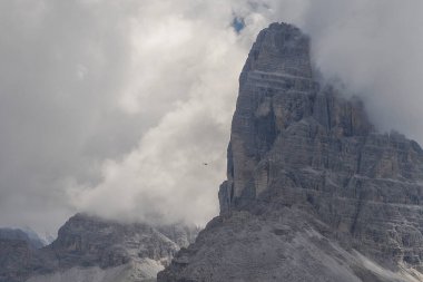Bulutlu bir günde İtalya 'nın Dolomitler şehrinde Tre Cime di Lavaredo' da kurtarma operasyonlarında kullanılan helikopter.