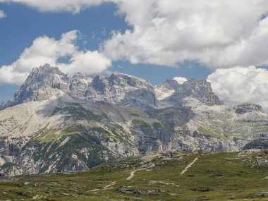 1. Dünya Savaşı Siperleri Monte Piana 2.324 metre yüksekliğindeki Sextener Dolomiten 'de İtalya ve Avusturya sınırında.