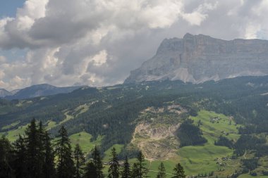 Dolomite panorama manzarasında taş kaya heyelanı