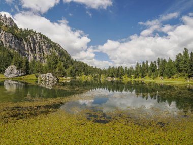 Croda da lago Federa Gölü Dolomitler Panorama Manzarası