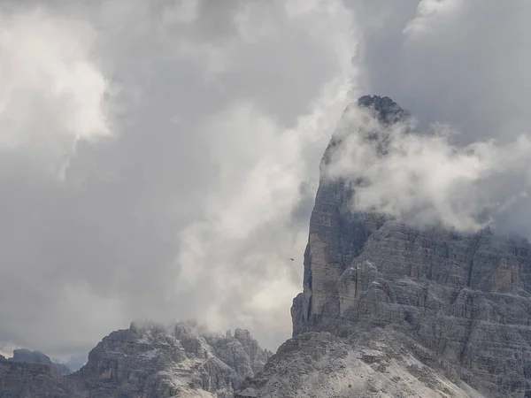 Rettungshubschrauber Bewölkten Tag Auf Den Tre Cime Lavaredo Den Dolomiten — Stockfoto