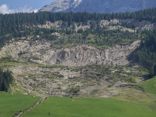 ドロマイトの石の雪崩パノラマ風景 — ストック写真