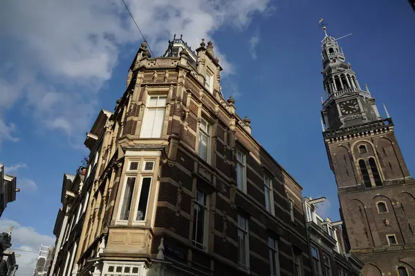 アムステルダム中心部の運河の近くの歴史的な古い建物の家 オランダ — ストック写真